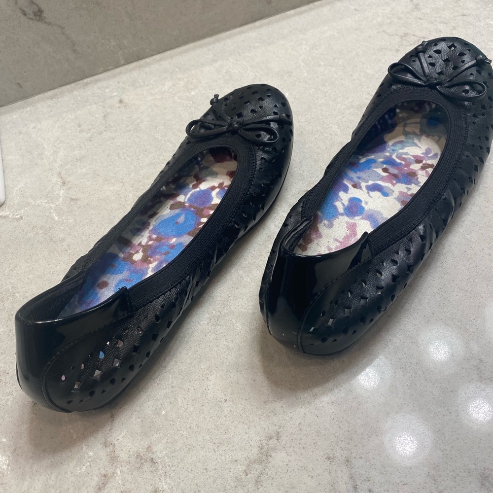 Vionic Robyn flats, black leather w/ patent trim on heel 8.5 M